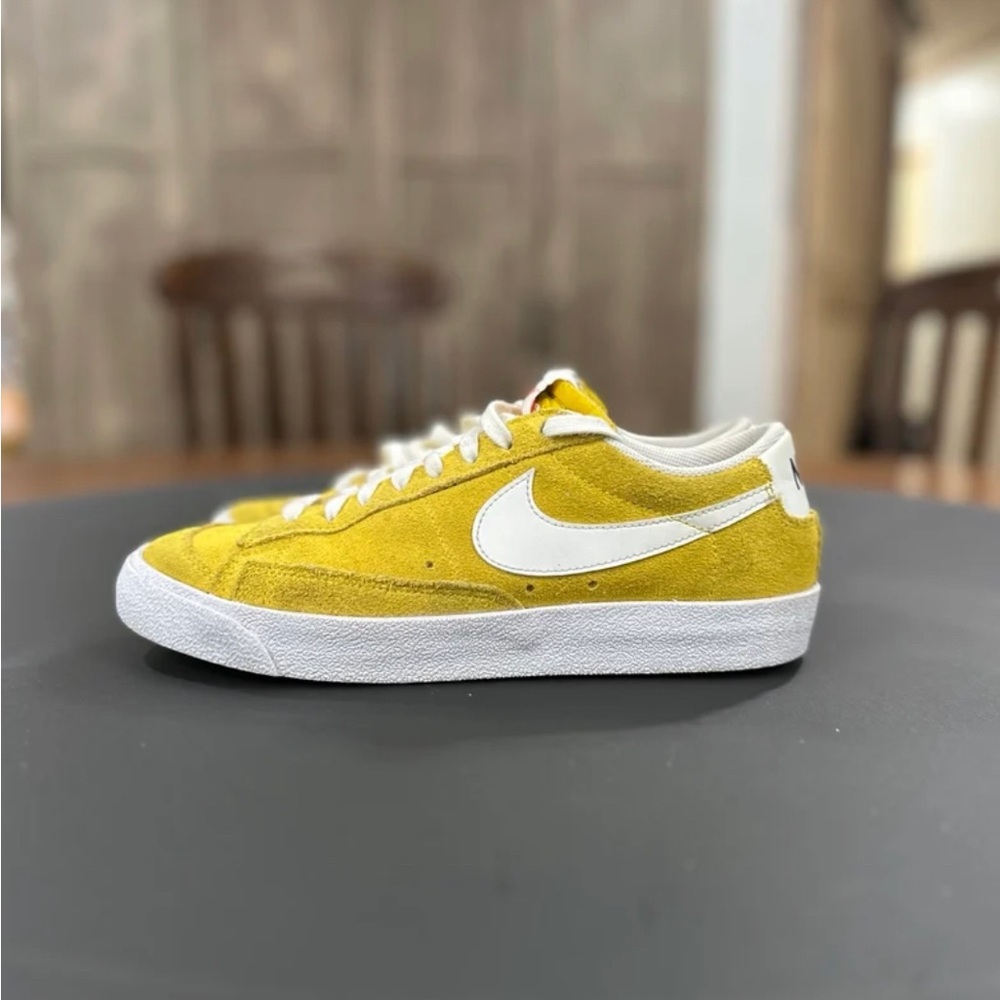 nike blazer low suede men’s 7 or women’s 8.5